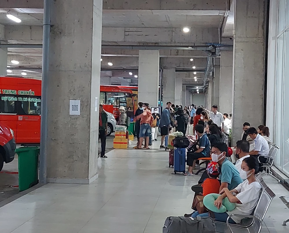 Đại diện Bến xe Miền Đông mới, TP Thủ Đức cũng cho biết lượng khách bến xe rất ít, hành khách đa phần về rải rác từ nay đến cuối tuần. Ước tính, ngày 3-5 có khoảng 2.000 khách nhập bến, ngày 2-5 là 1.900 khách nhập bến.