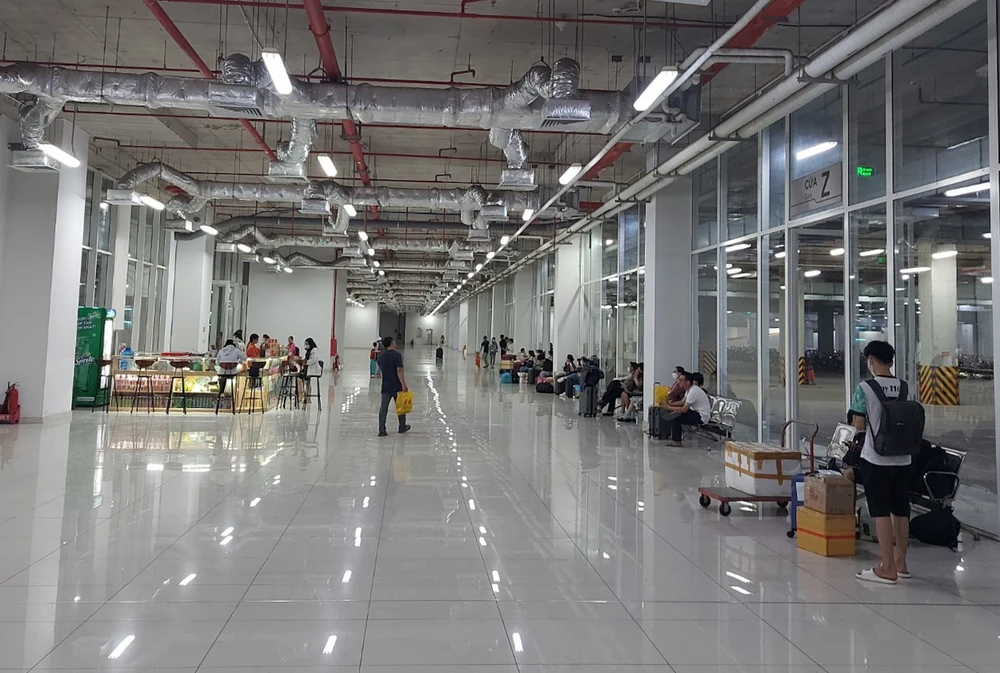 Bến xe Miền Đông mới vắng vé, hành khách về rải rác.