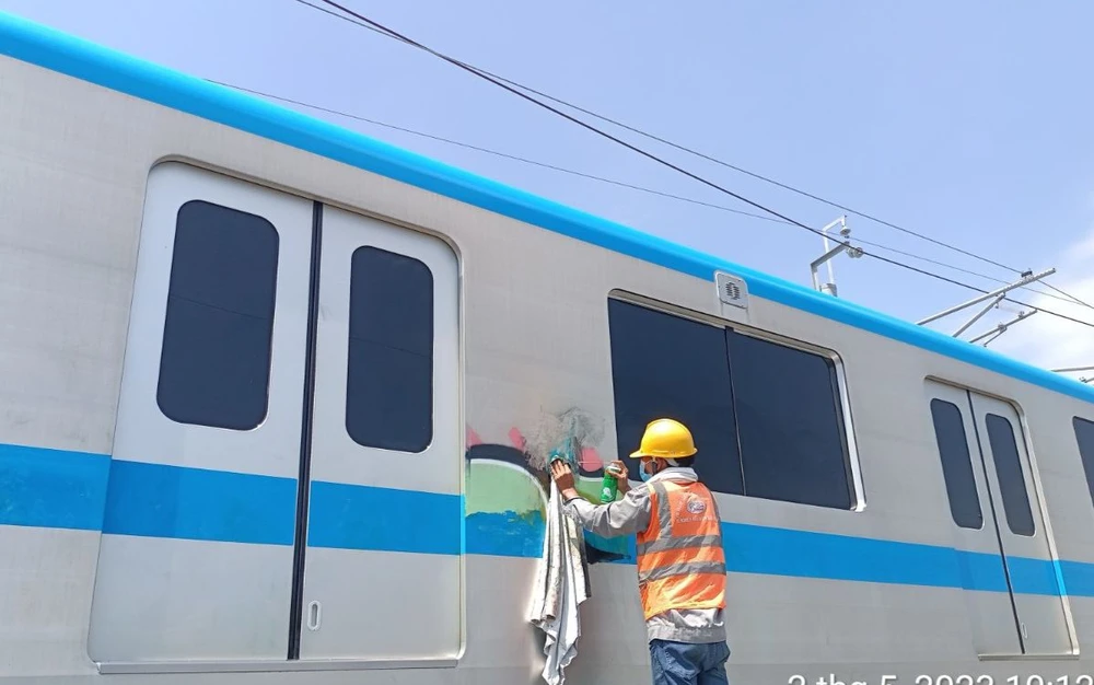 Sự việc tàu metro bị vẽ bậy đã được báo cáo Công an TP Thủ Đức để phối hợp điều tra. Ảnh: MAUR