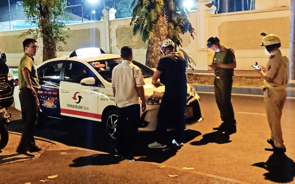 Tài xế giả thương hiệu taxi Vinasun bị Công an quận 1 xử phạt hành chính. Ảnh: CTV.