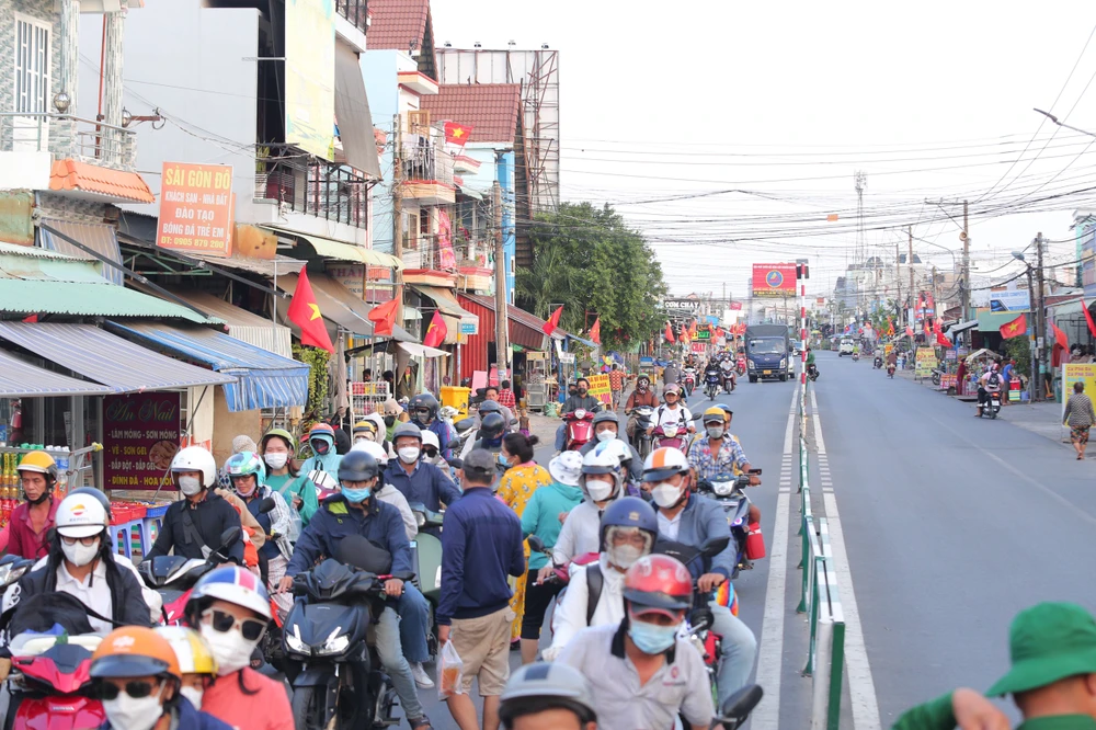 Tại điểm bán vé có tình trạng xếp hàng qua phà nhưng chưa đến mức ùn ứ.