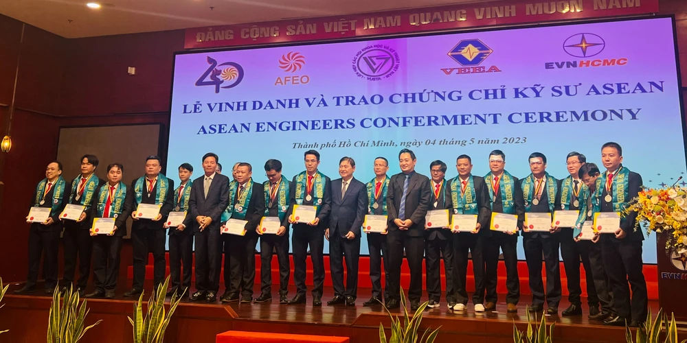 123 kỹ sư ngành điện được công nhận là kỹ sư chuyên nghiệp ASEAN. Ảnh: ĐÀO TRANG