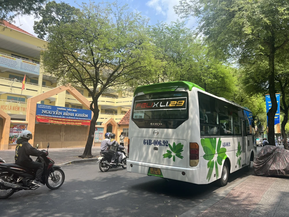 Phương tiện dừng đỗ xe trên đường Nguyễn Bỉnh Khiêm, quận 1. Ảnh: ĐÀO TRANG