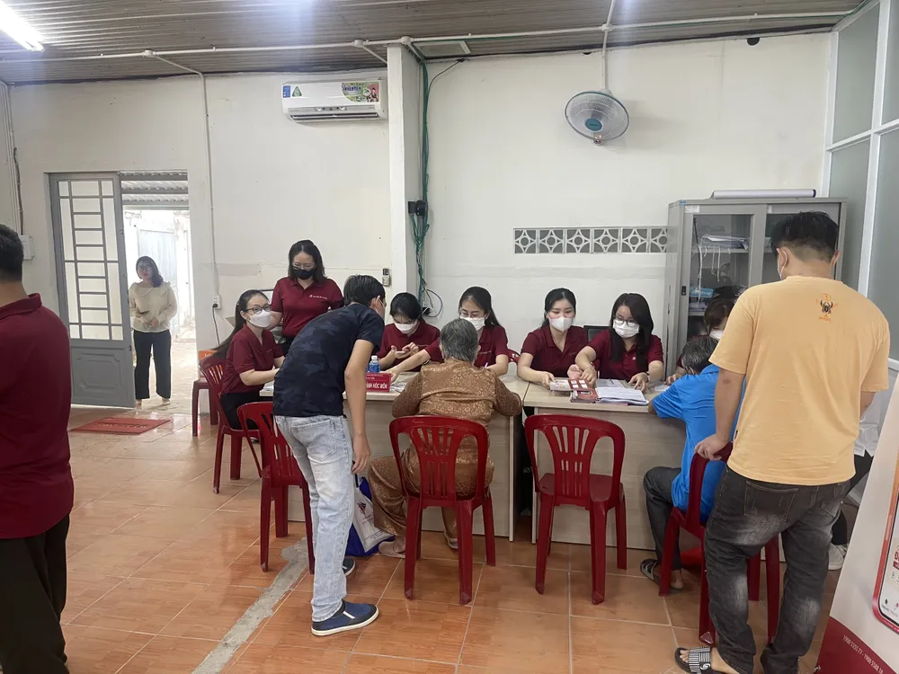 Ban Bồi thường Giải phóng mặt bằng huyện Hóc Môn chi trả tiền bồi thường cho người dân, Ảnh: CTV Ban Bồi thường Giải phóng mặt bằng huyện Hóc Môn chi trả tiền bồi thường cho người dân, Ảnh: CTV