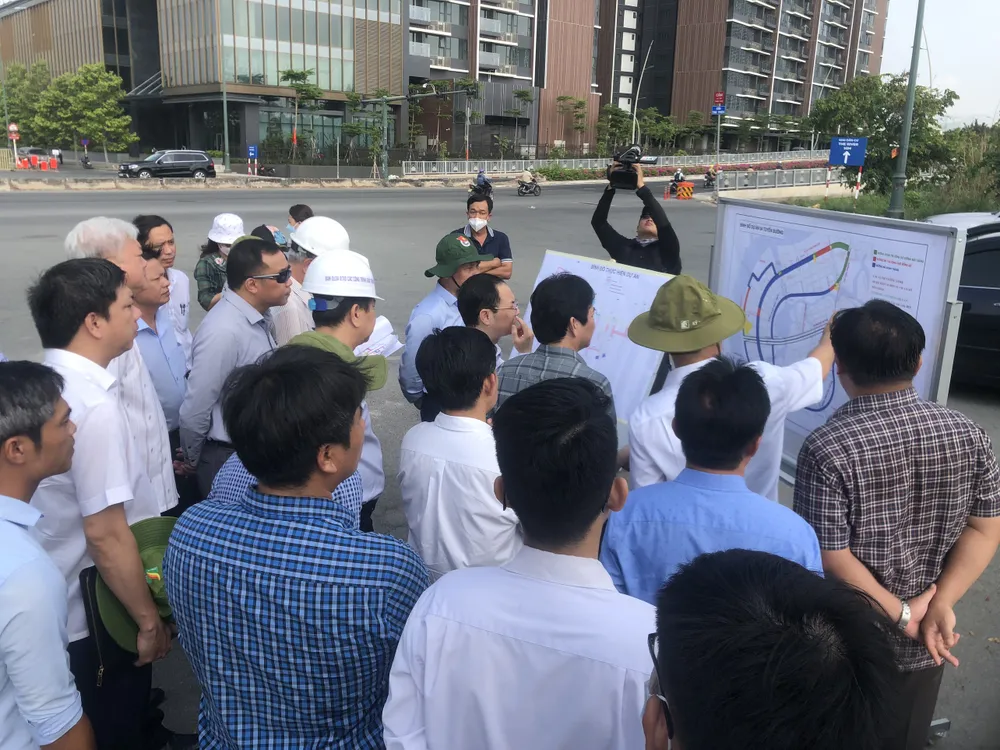 Lãnh đạo TP kiểm tra các tuyến đường trong khu đô thị Thủ Thiêm. Ảnh: CTV Lãnh đạo TP kiểm tra các tuyến đường trong khu đô thị Thủ Thiêm. Ảnh: CTV