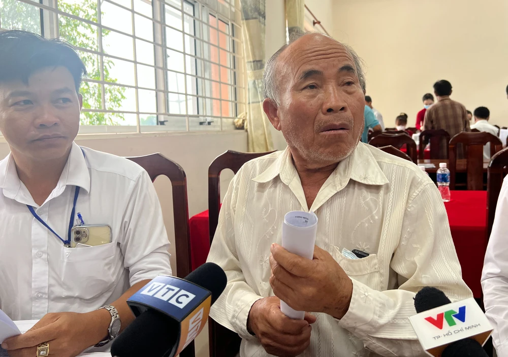 Ông Phan Văn Á là một trong những hộ dân đầu tiên làm thủ tục nhận tiền bồi thường vành đai 3 trên địa bàn huyện Bình Chánh. Ảnh: ĐÀO TRANG