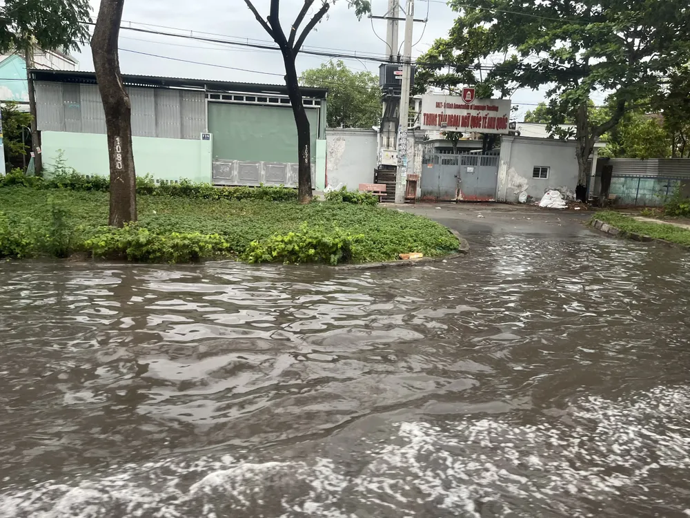 Nhiều đoạn ngập sâu. Ảnh: ĐÀO TRANG