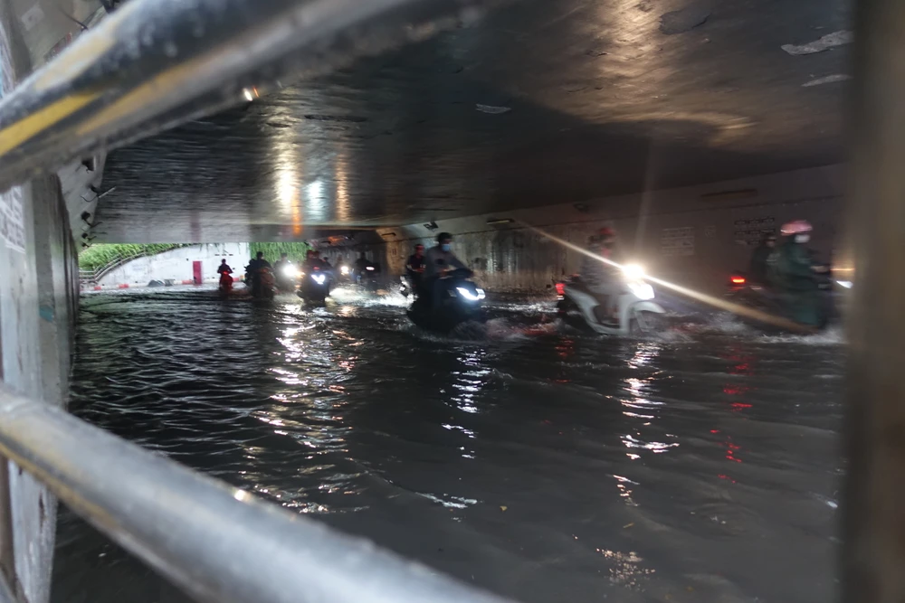 Đến hơn gần 18 giờ, hầm chui Tân Tạo vẫn chưa rút nước. Đến hơn gần 18 giờ, hầm chui Tân Tạo vẫn chưa rút nước.