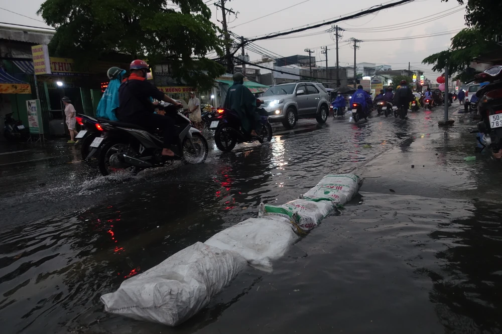 Người dân trên đường Hồ Ngọc Lãm đã phải dùng bao tải cát để ngăn nước tràn vào nhà. Người dân trên đường Hồ Ngọc Lãm đã phải dùng bao tải cát để ngăn nước tràn vào nhà.
