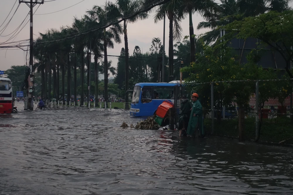 Người dân phải né các ô tô để đảm bảo an toàn. Người dân phải né các ô tô để đảm bảo an toàn.