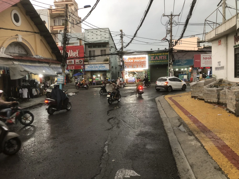 Khu vực Chợ Thủ Đức xuất hiện nhiều đoạn đường xuống cấp.