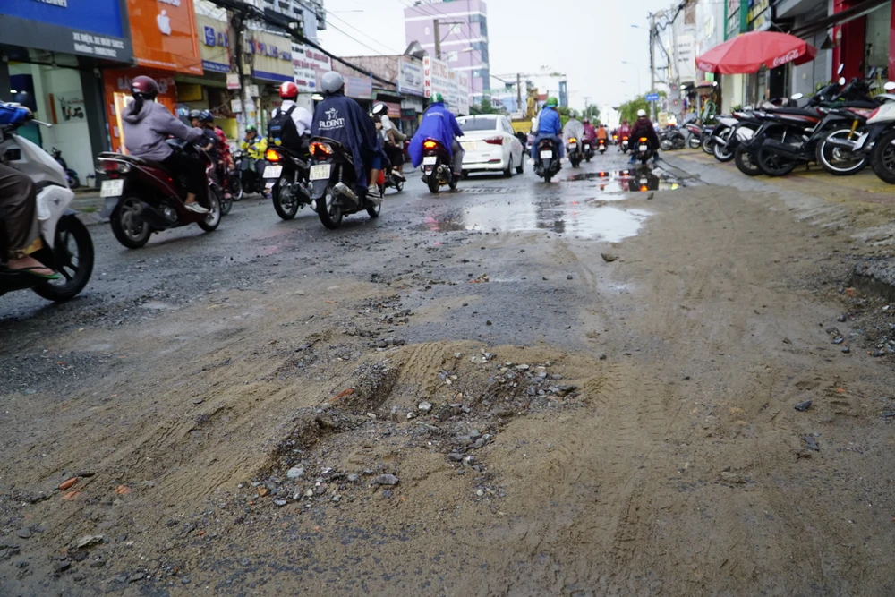 Anh Kiết cho biết ngày trước tình trạng mưa vẫn bị ngập, không xảy ra tình trạng mặt đường bị hư, mưa tạnh chỉ khoảng 15 phút nước sẽ rút. Hiện tại, chỉ cần mưa to khoảng 15 phút đường là đường ngập, mưa tạnh rất lâu nước mới rút hết, chưa kể sau khi nước rút, vỉa hè, mặt đường lộ nhiều vết hư hỏng.