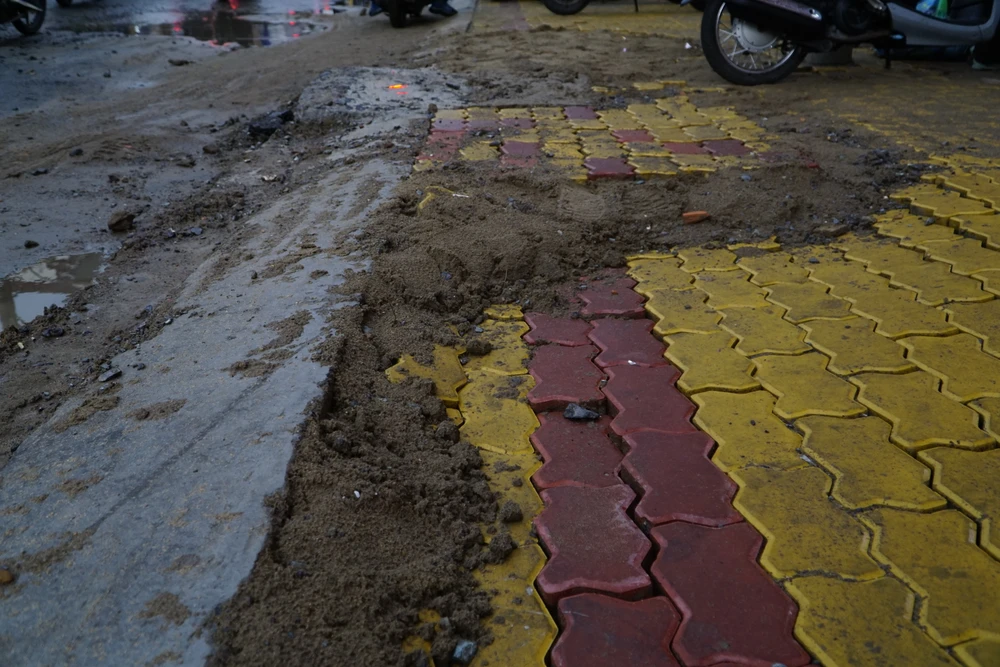 Một đoạn đường mới thảm vỉa hè đã lộ cát (hiện dự án này đang được triển khai, chưa hoàn tất).