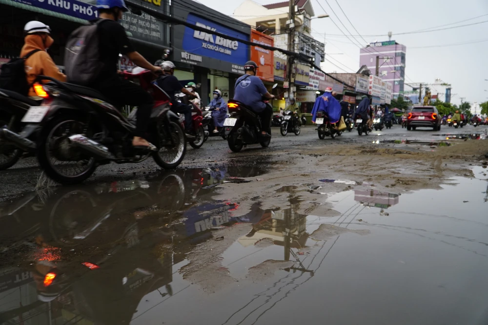 Một số khu vực trên đường còn đọng nước, người dân TP Thủ Đức mong muốn dự án sớm hoàn thành để tạo điều kiện đi lại cho người dân.