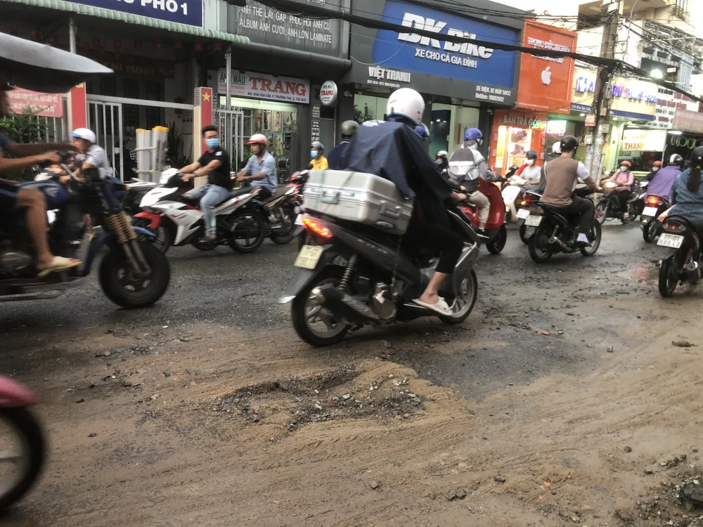 Anh Trần Kiết ngụ trên Kha Vạn Cân, phường Trường Thọ, TP Thủ Đức cho biết, vỉa hè và đường này làm đã sửa 2 năm nhưng bây giờ vẫn chưa xong.