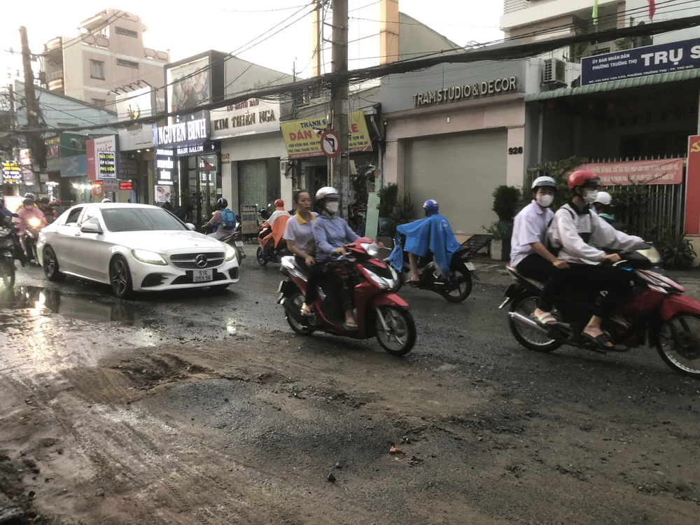 Có nhiều đoạn trên đường xuất hiện cát, đất nên người dân đi lại khó khăn.