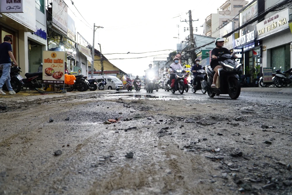 Nhiều đoạn đường trên đường Kha Vạn Cân lỗ chỗ. Hiện nay trên tuyến đường này cũng đang thực hiện dự án nâng cấp đường Kha Vạn Cân.