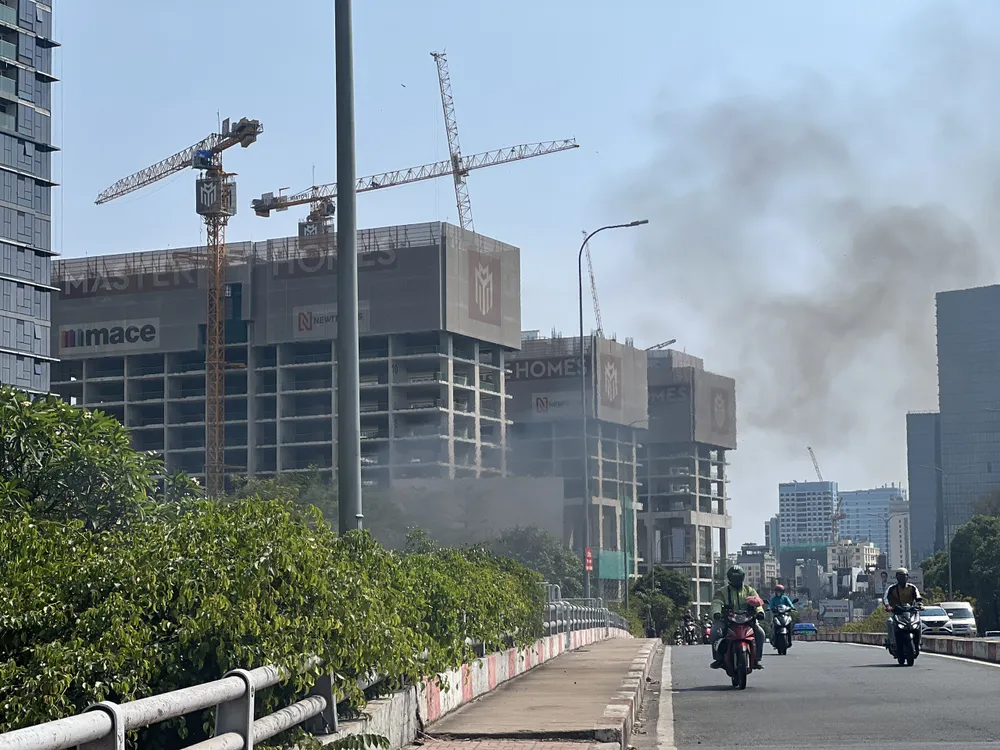 Người dân thường xuyên đốt rác, gây cháy cáp điện lực, hư hỏng kết cấu cầu. Ảnh: ĐÀO TRANG Người dân thường xuyên đốt rác, gây cháy cáp điện lực, hư hỏng kết cấu cầu. Ảnh: ĐÀO TRANG