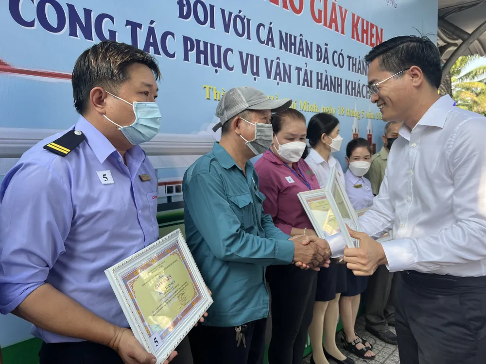 Anh Lê Văn Huy (bìa trái) đã nhận giấy khen của Giám đốc Sở GTVT TP.HCM. Ảnh: ĐÀO TRANG