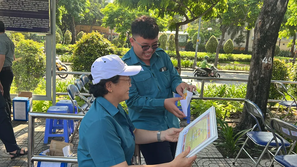 Anh Nguyễn Lưu Tài phấn khởi khi nhận được giấy khen của Giám đốc Sở GTVT TP.HCM. Ảnh: ĐT