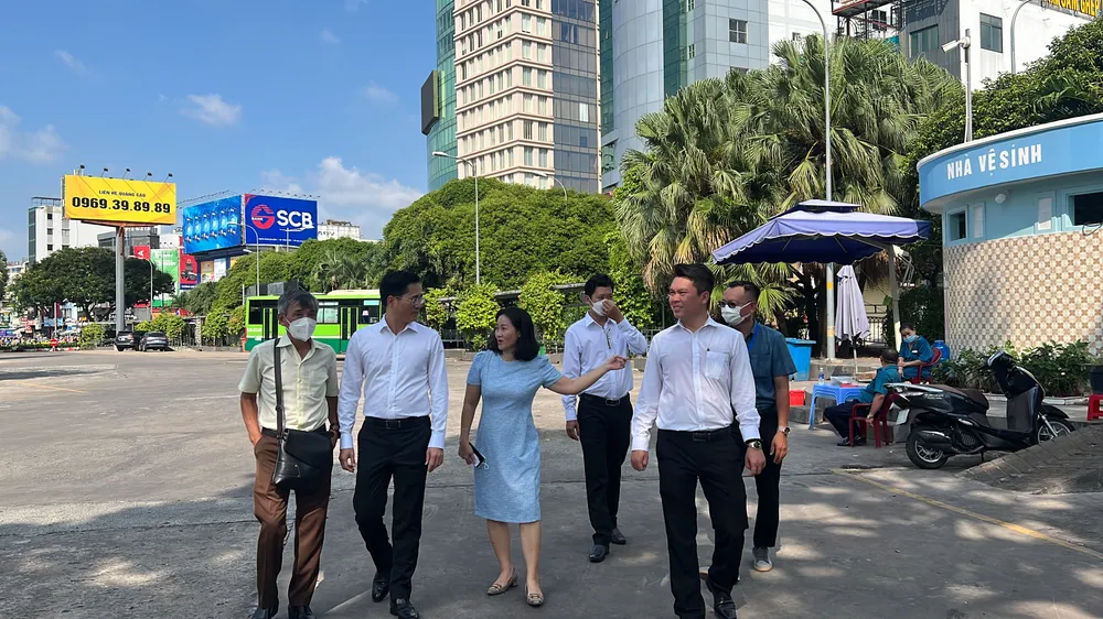 Giám đốc Sở GTVT TP.HCM cùng lãnh đạo Trung tâm quản lý giao thông công cộng khảo sát về hoạt động xe buýt ở bến xe. Ảnh: ĐÀO TRANG