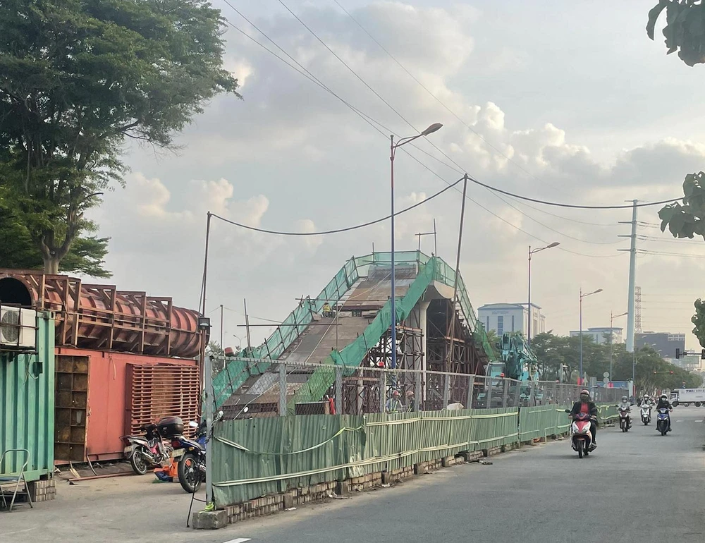 Cầu bộ hành kết nối với ga khu công nghệ cao đã bắt đầu xây dựng. Ảnh: ĐT