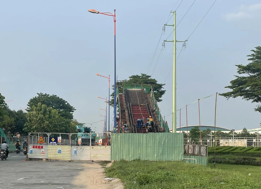 MAUR cho biết cầu bộ hành ở các ga Phước Long, Bình Thái, Công nghệ cao đang xây dựng, đã lên thân trụ. Ảnh: ĐT