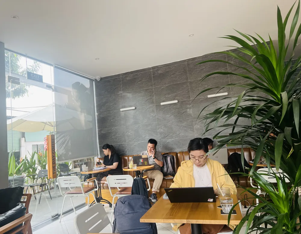 Nhiều người chọn các quán cà phê để làm việc, vừa mát lại tiết kiệm điện. Ảnh: ĐÀO TRANG