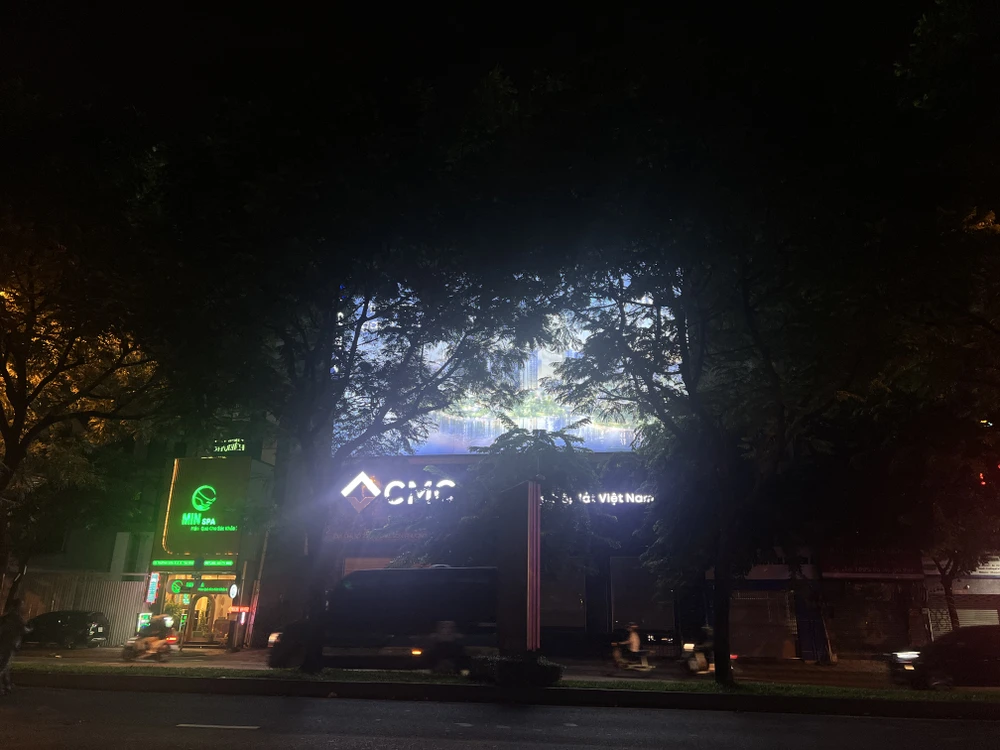 Biển quảng cáo trên đường Trường Sơn vẫn sáng đèn dù gần 23 giờ. Ảnh: ĐÀO TRANG