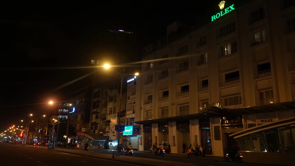 Khu vực đường Lê Lợi đã tiết giảm đèn chiếu sáng, đèn trang trí để tiết kiệm điện. Ảnh: Nguyễn Tiến