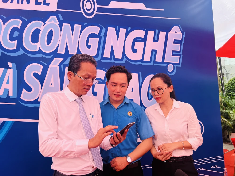 Phó Tổng Giám đốc SAWACO Nguyễn Văn Đắng trao đổi với nhân viên về ứng dụng ChatGPT trong hoạt động chăm sóc khách hàng. Ảnh: ĐT