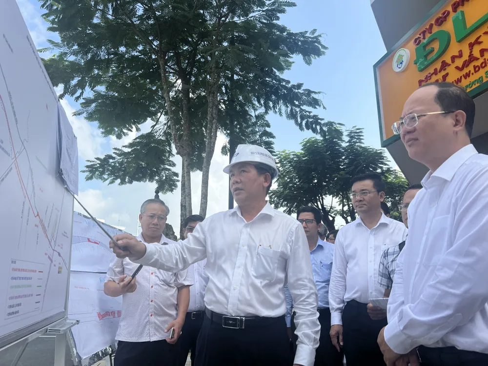 Ông Lương Minh Phúc cho biết huyện Bình Chánh đã có nhiều nỗ lực trong việc giải phóng mặt bằng, tuy nhiên Ban Giao thông mong muốn huyện sẽ bàn giao 100% mặt bằng vào 30-6 này để dự án hoàn thành đúng tiến độ. Ảnh: ĐÀO TRANG