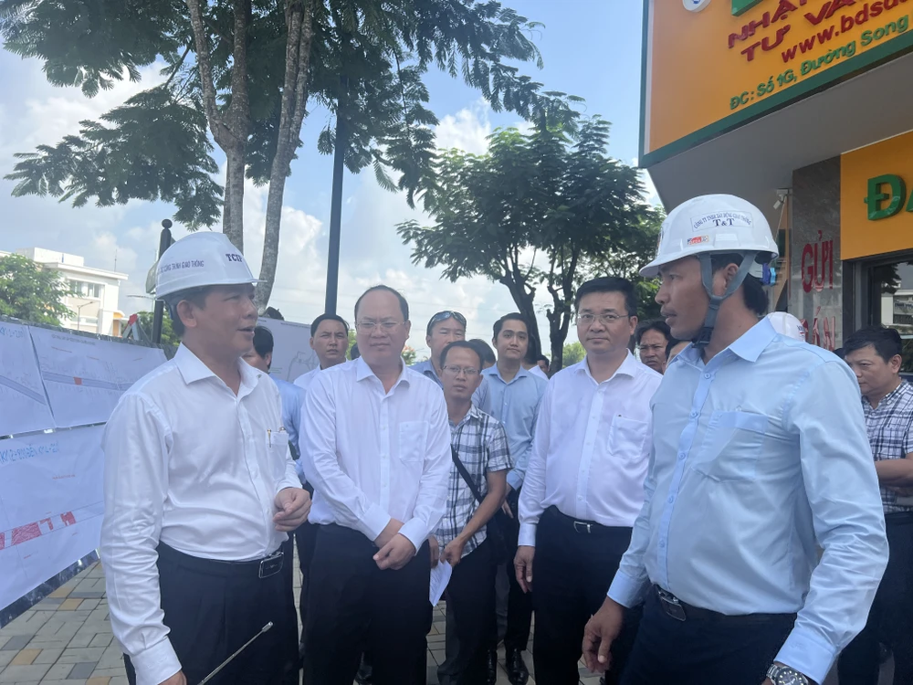 Ông Nguyễn Đăng Phong, đại diện nhà thầu, gói thầu xây lắp 1 và 2 (bìa phải) báo cáo với đoàn giám sát về nỗ lực đẩy nhanh tiến độ dự án. Bao gồm các công việc như xử lý đất nền yếu, san lấp, tập trung máy móc nhân sự... Ảnh: ĐÀO TRANG