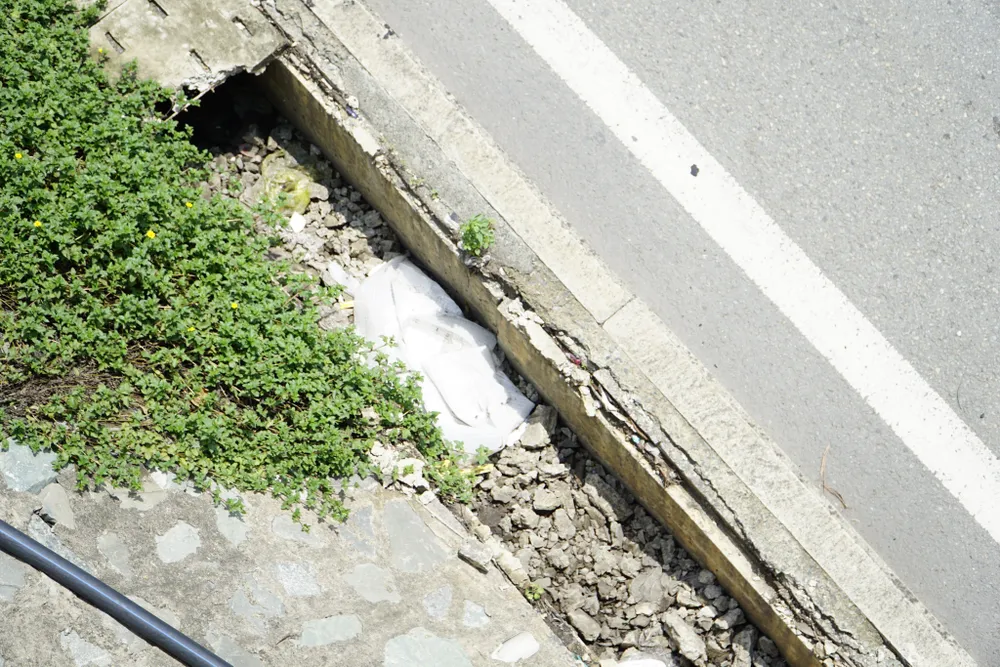 Nắp rãnh thoát nước trên đường Xa lộ Hà Nội, TP Thủ Đức mới bị mất gần đây. Ảnh: ĐÀO TRANG Nắp rãnh thoát nước trên đường Xa lộ Hà Nội, TP Thủ Đức mới bị mất gần đây. Ảnh: ĐÀO TRANG