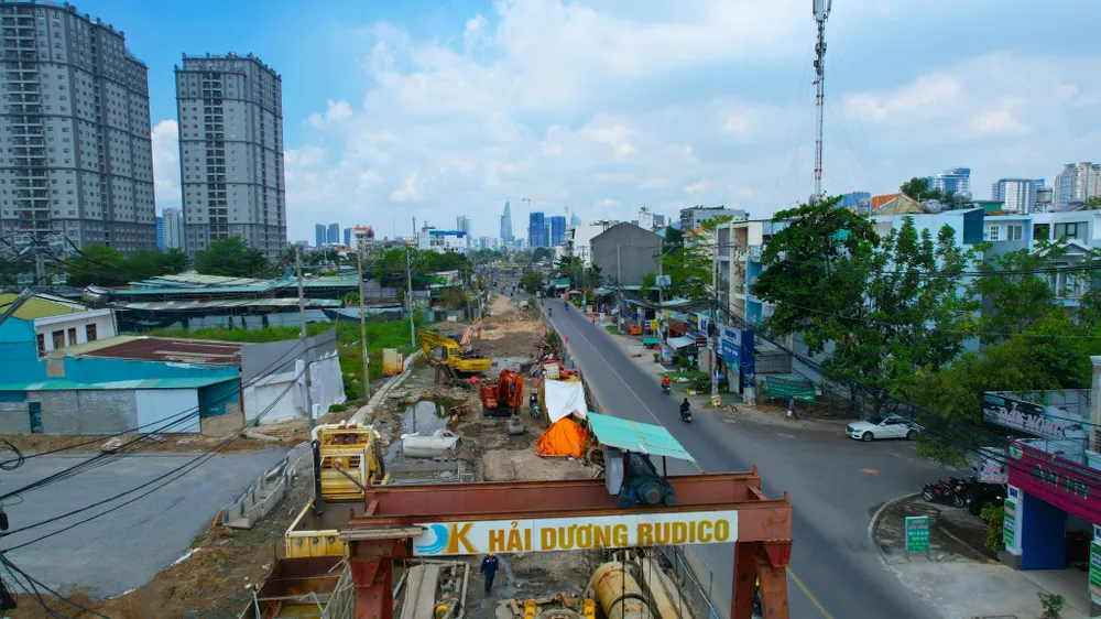 Sau 7 năm thi công, dự án mở rộng đường Lương Định Của đang gấp rút đẩy nhanh tiến độ. Hiện khối lượng dự án hoàn thành khoảng 80%. Ảnh: Nguyễn Tiến