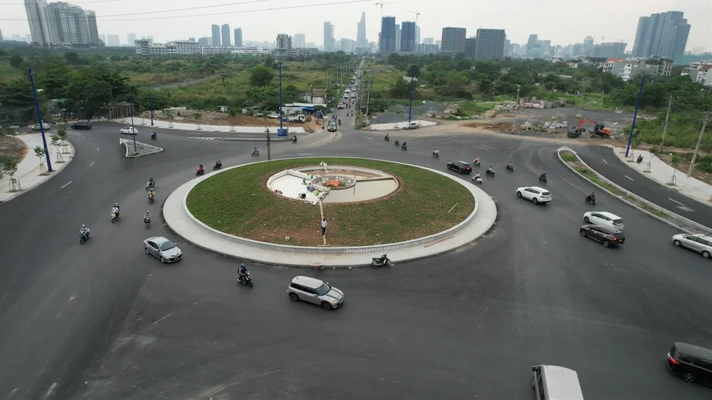 Hiện nay, vòng xoay Lương Định Của đã tấp nập các phương tiện đi lại. Ảnh: ĐT