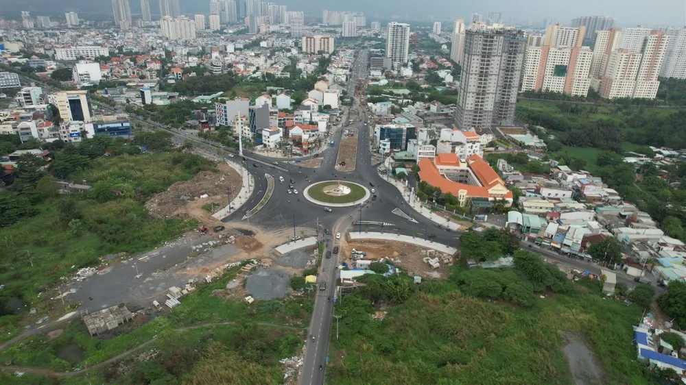 Ngã tư trước khi được xây dựng chỉ có bề rộng từ 7-10 m, đến nay vòng xoay mới có đường kính rộng tới 100 m. Ảnh: ĐT