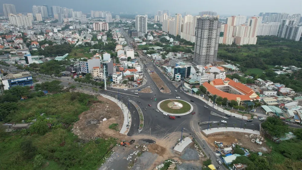 Từ một ngã tư vốn nhỏ, hẹp, dự án nâng cấp đường Lương Định Của đã tạo nên một diện mạo giao thông mới, khang trang hơn. Ảnh: ĐT