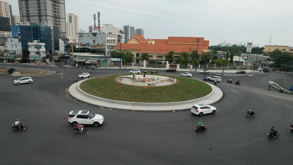 Dự án nâng cấp, mở rộng đường Lương Định Của, TP Thủ Đức (TP.HCM) đã bước vào giai đoạn chạy nước rút khi vòng xoay siêu đẹp Lương Định Của - Trần Não bắt đầu lộ diện. Đến nay, vòng xoay này đã cơ bản hoàn thành sau 6 tháng thi công, góp phần phân luồng giao thông cho cả khu vực. Ảnh: ĐT
