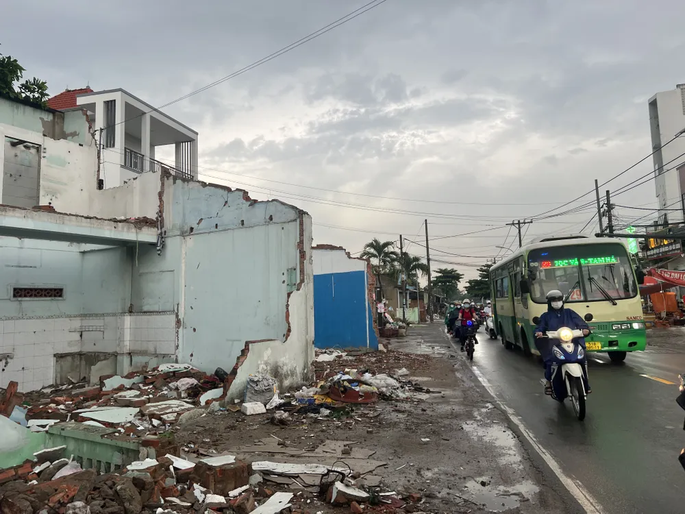 Dự án xây dựng cầu Nam Lý được tái khởi động vào tháng 4-2023. Hiện dự án đang tăng tốc đẩy nhanh tiến độ để về đích theo như kế hoạch vào giữa năm 2024. Theo ghi nhận của PV PLO, các hộ dân bắt đầu tháo dỡ nhà cửa, sửa chữa lại để bàn giao mặt bằng cho dự án.