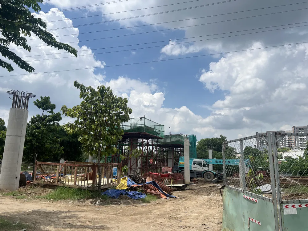 Dự kiến sau này cầu bộ hành của tuyến metro số 1 sẽ có thang máy - hiện đang được nghiên cứu và đề xuất lắp đặt.