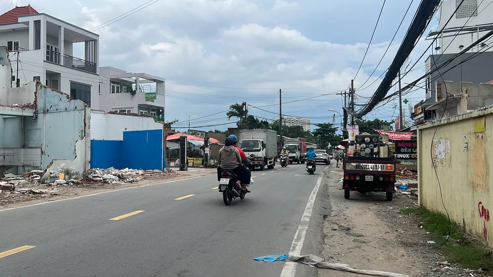 Tại đường đỗ Xuân Hợp hướng ra đường Xa lộ Hà Nội, người dân đồng loạt chuẩn bị bàn giao mặt bằng cho chủ đầu tư để thực hiện dự án.