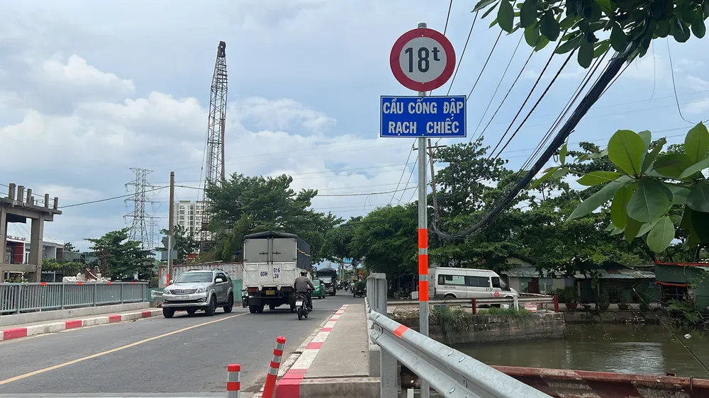 Ban Giao thông sẽ làm đường tạm ở vị trí này, sau đó sẽ phân luồng giao thông để đảm bảo trật tự, an toàn giao thông khu công trường.