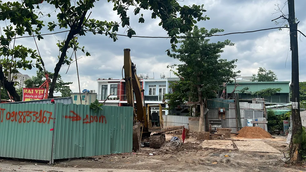 Tại phía đầu cầu cống đập Rạch Chiếc, Ban Giao thông đang chuẩn bị thi công đường tạm. Dự kiến cuối tháng 6 sẽ tiến hành phân luồng để thi công cống trên làn đường hiện hữu.