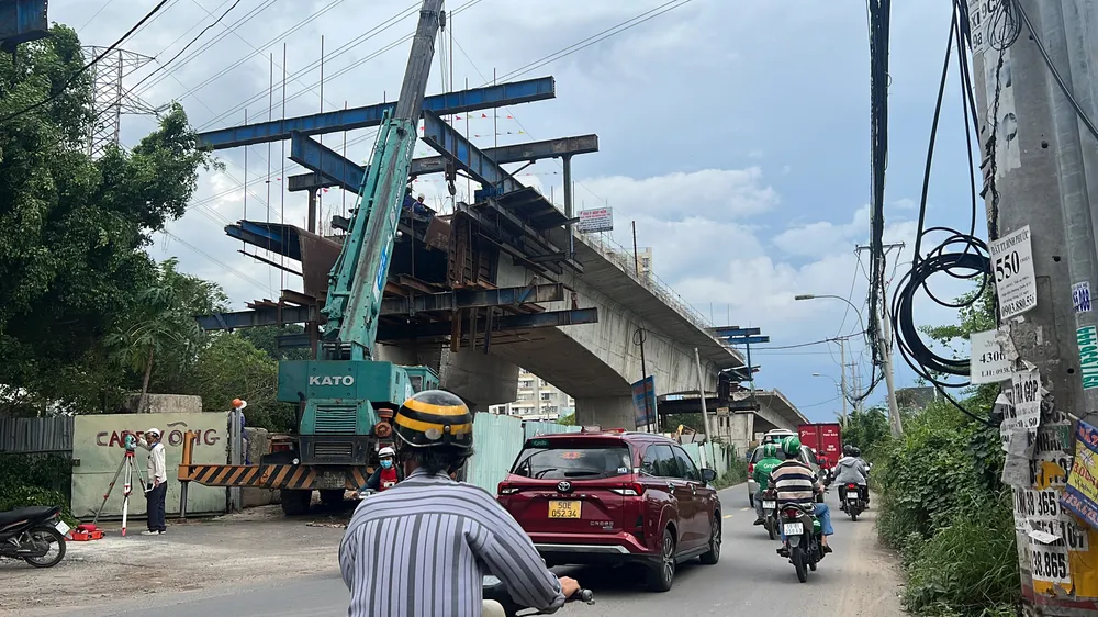 Tại công trường dự án cầu Nam Lý (hướng về phía đường Nguyễn Duy Trinh), nhà thầu đã tập trung máy móc, nhân lực để đẩy nhanh tiến độ dự án.