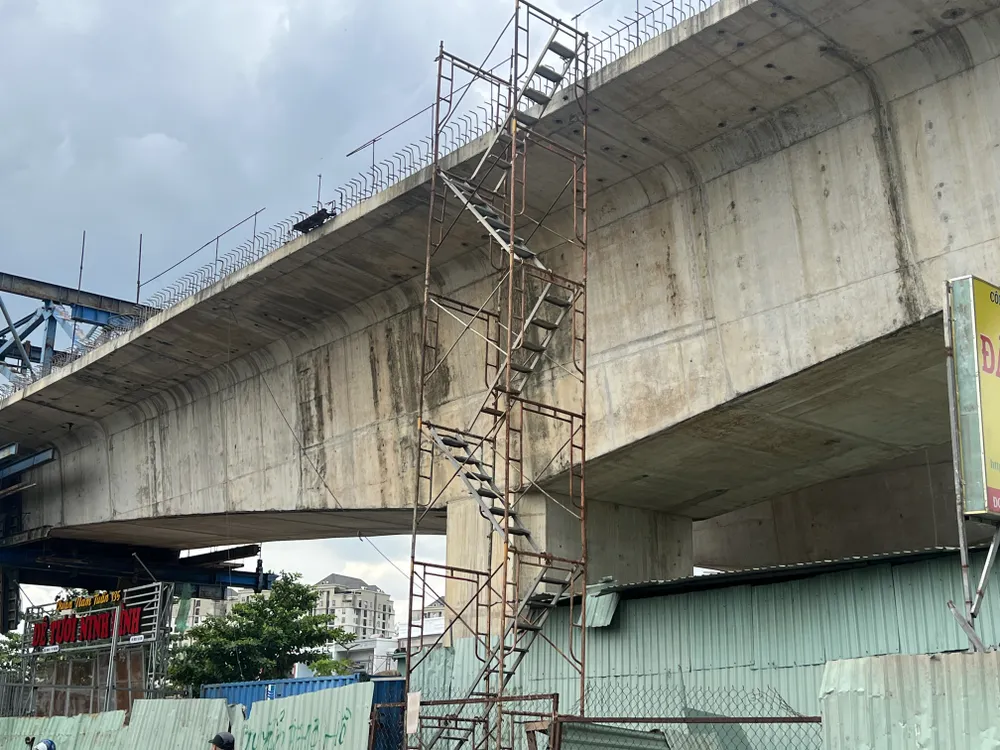 Công trường được rào chắn, hệ thống khung sắt phục vụ dự án cũng đã được dựng lên.