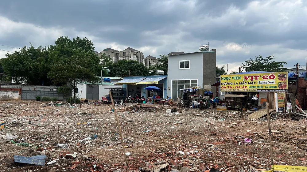 Tại vị trí nhánh phải hướng về đường Xa lộ Hà Nội, Ban Giao thông sẽ thi công cầu chính. Hiện vị này đang chuẩn bị thi công trụ cầu và nhịp cầu tại đây.