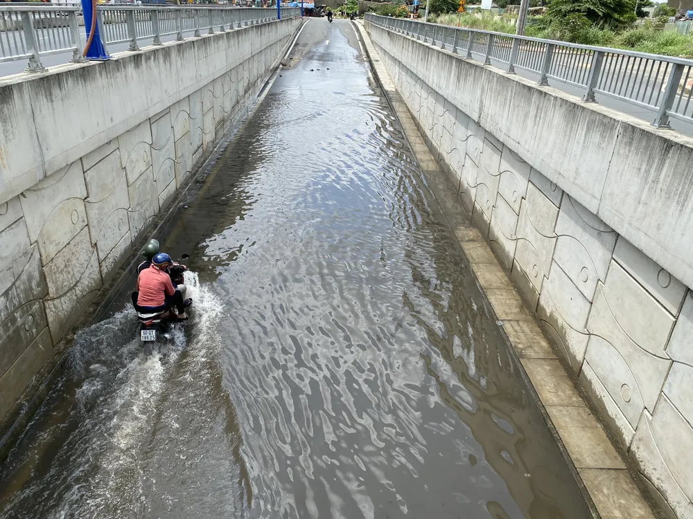 Đến chiều ngày 30-5, máy bơm đã hoạt động trở lại và hút nước ra khỏi hầm chui.