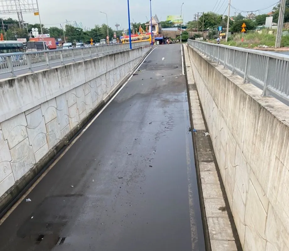 Tới 18 giờ 15 phút ngày 31-5, hầm chui đã hết ngập. Ảnh: Ban Giao thông
