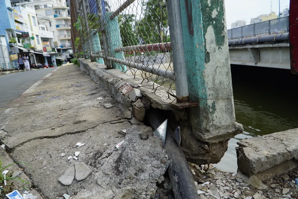 Đoạn mố cầu nằm phía đầu cầu bị dịch chuyển, tạo thành một khoảng trống rất lớn.